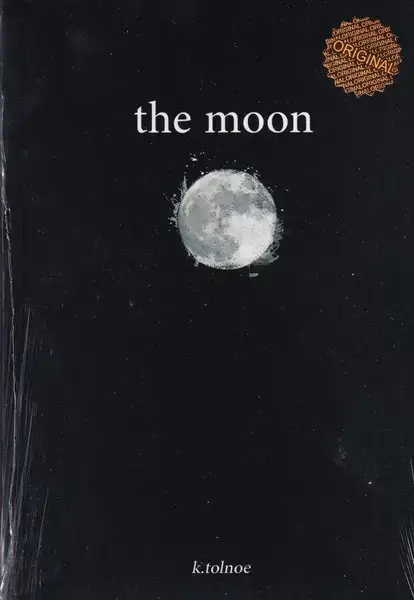 جلد کتاب THE MOON ماه